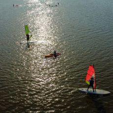 26 szkola windsurfingu nad jeziorem Habenda.jpg